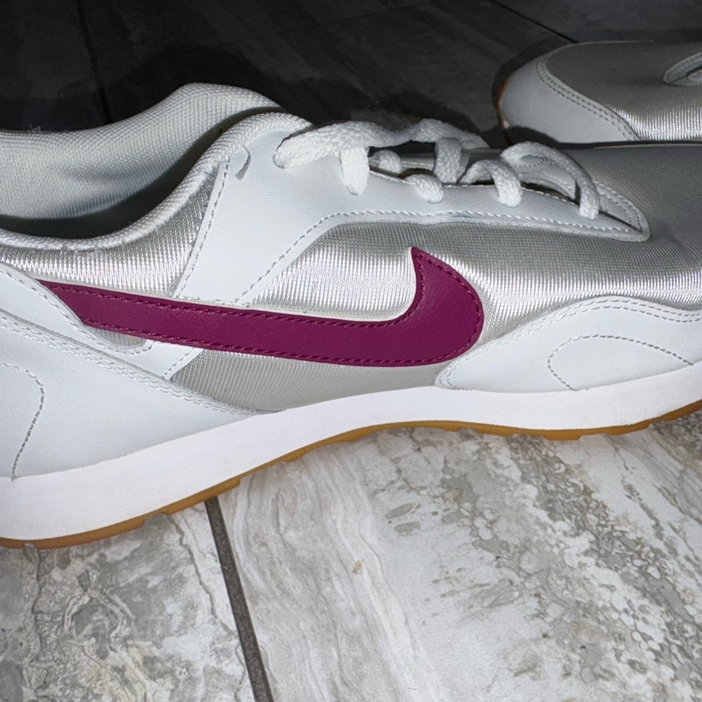 Nike Women's White and Magenta Sneakers sz 11 athletic fashion running shoes - Picture 8 of 11